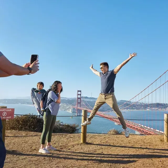 Eine Gruppe macht Fotos an der Golden Gate Bridge